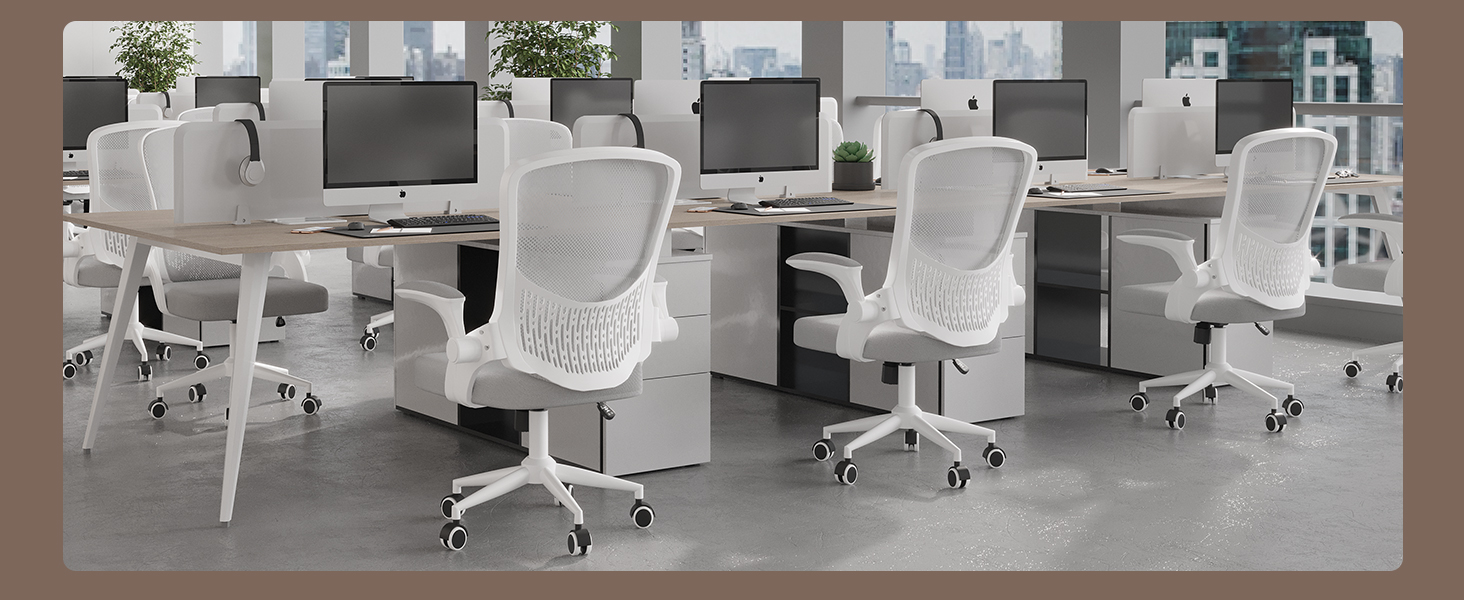 Espace de bureau moderne avec plusieurs bureaux blancs, des chaises ergonomiques et des écrans d'ordinateur. Environnement propre et lumineux avec un design minimaliste.