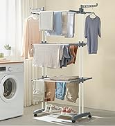 Porte-vêtements pliable à plusieurs niveaux avec bras réglables, exposant divers vêtements et serviettes près d'une machine à laver dans une buanderie