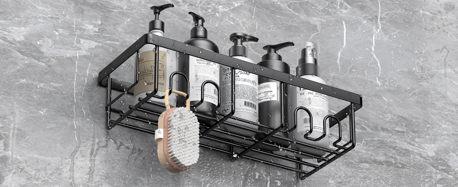 à deux niveaux. L'étagère supérieure peut contenir quatre bouteilles de toilette, l'étagère inférieure est vide. Le crochet latéral permet de suspendre une brosse de bain avec manche en bois.