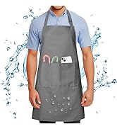 Tablier imperméable gris avec poche avant contenant des cannes de bonbon et un smartphone. Des éclaboussures d'eau et des gouttelettes entourent le tablier, démontrant ses