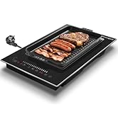 Série d'images montrant une surface de cuisson noire avec de la viande grillée. Plusieurs angles montrent le processus de cuisson sur ce qui semble être un gril ou une plaque chauffante portable.