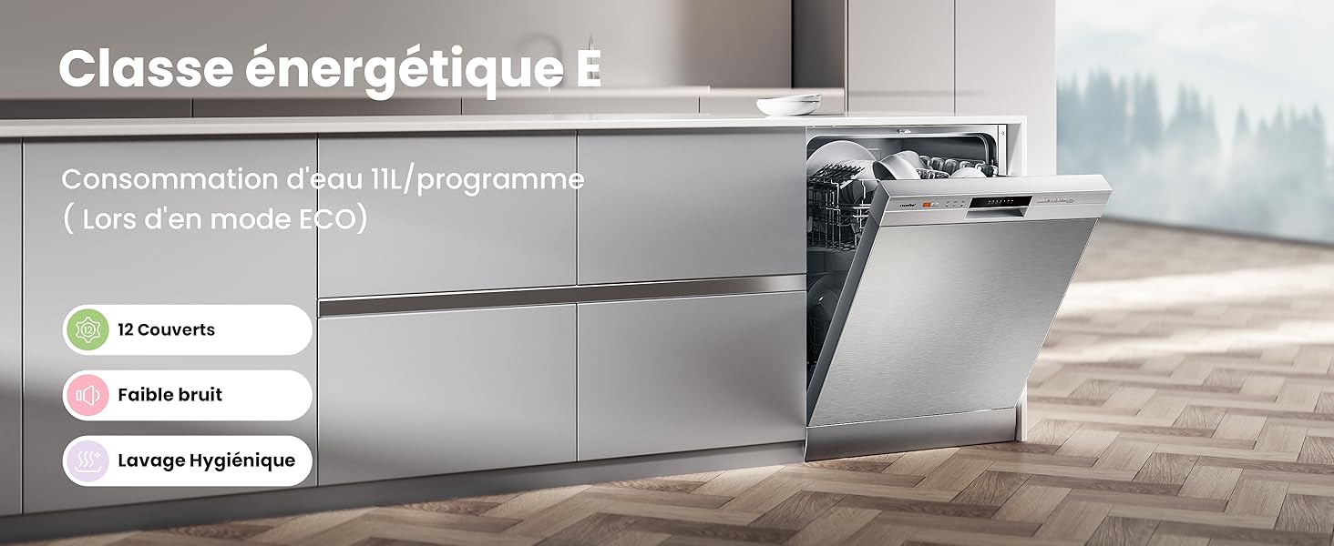 Lave-vaisselle en acier inoxydable ouvert dans une cuisine moderne. Étiquette d'efficacité énergétique visible, indiquant la classe E, 12 couverts et un fonctionnement silencieux.