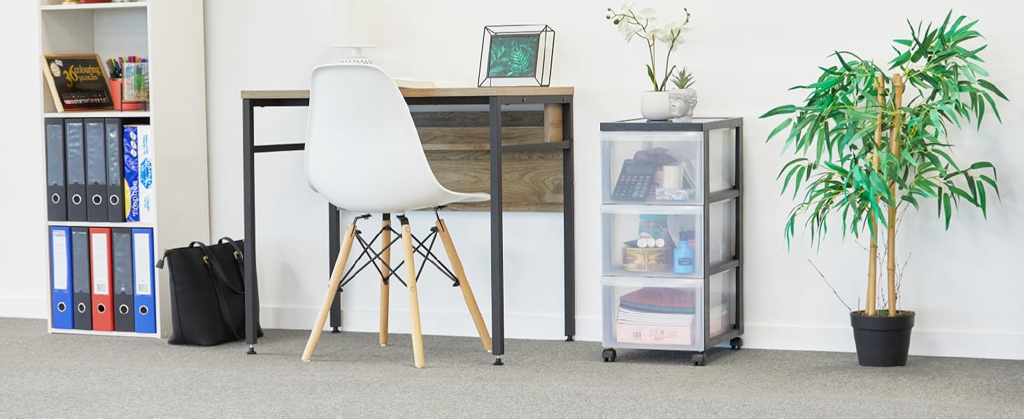 Espace de bureau intérieur avec un mobilier moderne, y compris des chaises de bureau, des plantes en pot et des classeurs dans un cadre propre et organisé.
