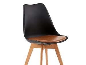 avec assise moulée en plastique noir, coussin marron et pieds en bois clair. Design élégant avec dossier incurvé pour un soutien ergonomique
