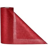 Séquence étape par étape montrant un ruban de satin ou de soie rouge qui se déroule ou se déploie progressivement sur un fond blanc, démontrant ainsi sa longueur et son éclat.