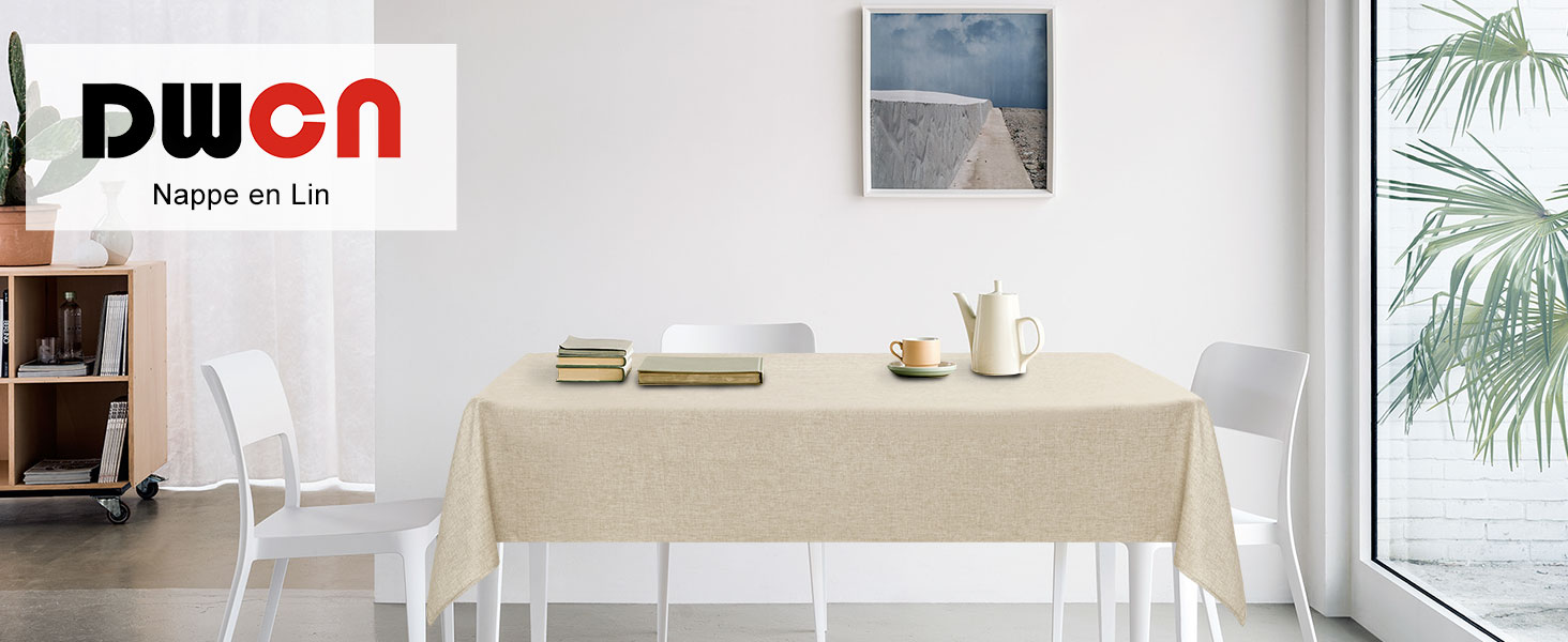 Configuration de salle à manger moderne avec une nappe beige, des chaises blanches et un décor minimaliste. Logo DWCN visible dans le coin.