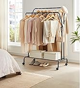 Objet cylindrique bleu transparent avec quatre pieds circulaires noirs. Semble être en matière plastique ou acrylique.