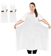 Tablier blanc sur toute la longueur avec poche avant, porté et suspendu. Comprend une sangle de cou ajustable et des attaches à la taille. La poche contient une cuillère en bois et un appareil numérique.