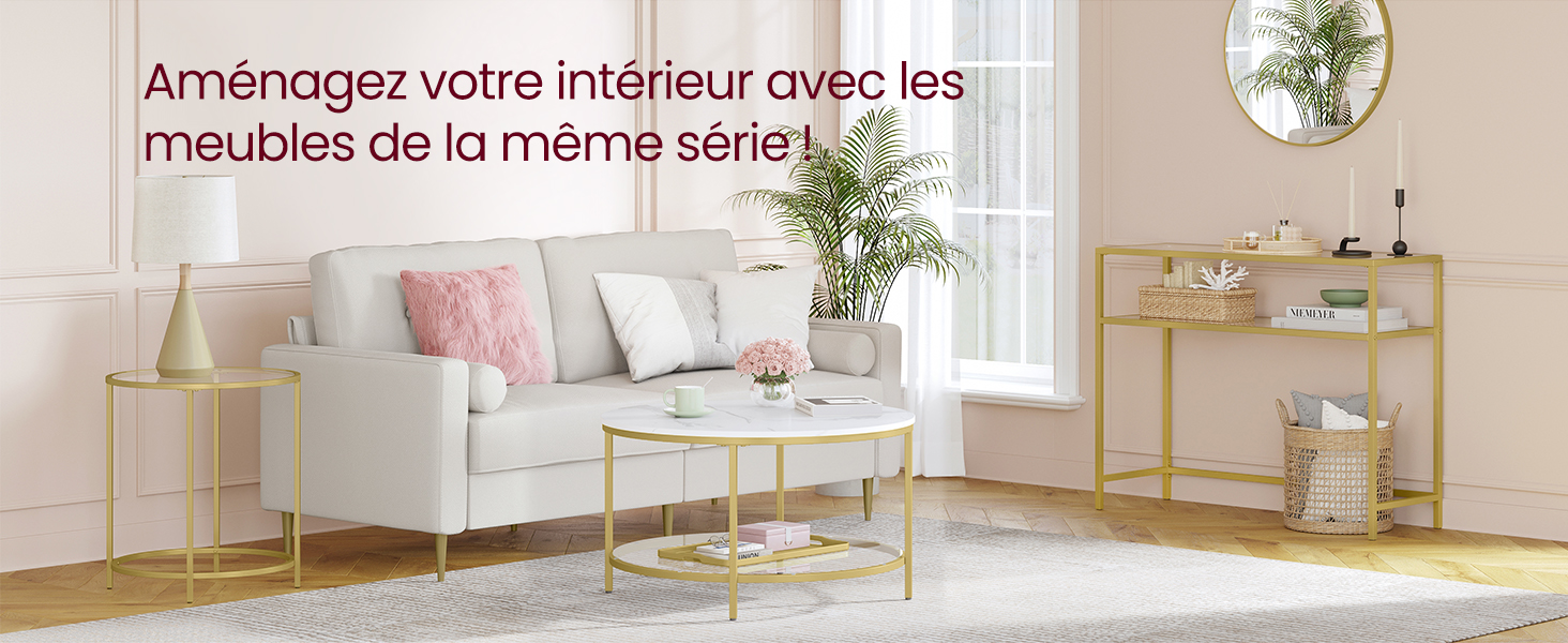 Intérieur du salon avec canapé blanc, table basse à cadre doré et table d'appoint assortie. Le texte en français suggère de coordonner les meubles de la même série.