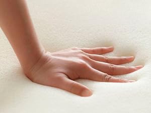 Appuyer à la main sur la mousse viscoélastique blanche ou la surface du matelas pour démontrer la réactivité du matériau