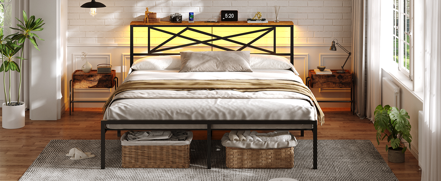 Chambre moderne avec cadre de lit en métal avec tête de lit géométrique jaune, tables de chevet en bois et plantes décoratives sur un mur de briques blanches