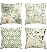 Ensemble de quatre coussins décoratifs ornés d'imprimés botaniques et de motifs géométriques dans les couleurs vert sauge et crème.