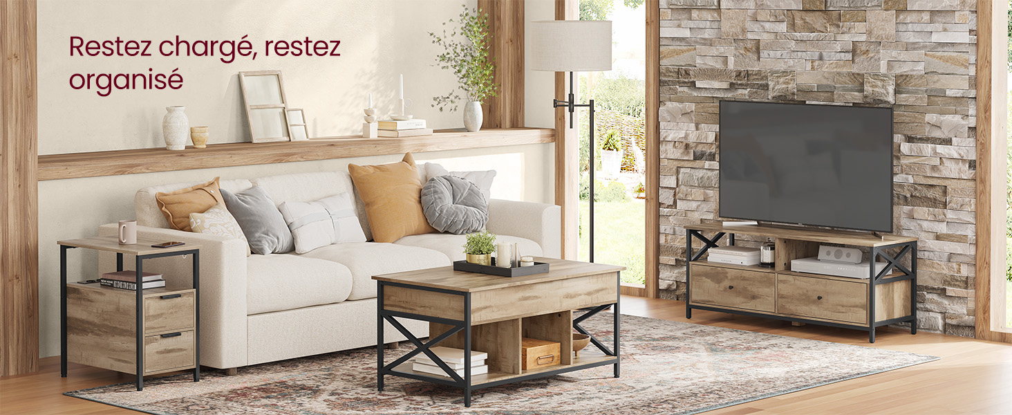 comprenant des meubles de style industriel comprenant une table basse, un meuble TV et une table de bout avec des cadres en bois et en métal, ainsi qu'un canapé blanc avec des coussins décoratifs