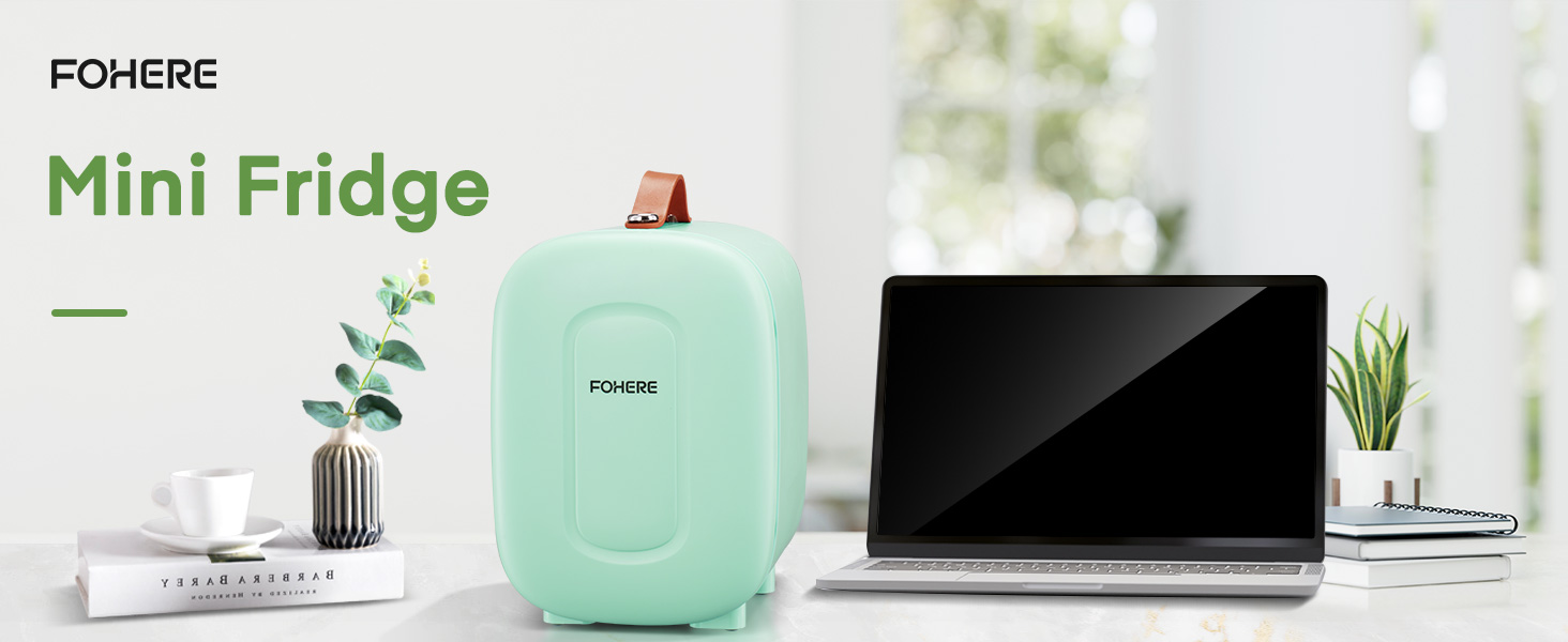 Mini-réfrigérateur vert menthe sur un bureau à côté d'un ordinateur portable, d'une souris et d'une petite plante. Texte « Mini-réfrigérateur POHERE » visible au-dessus