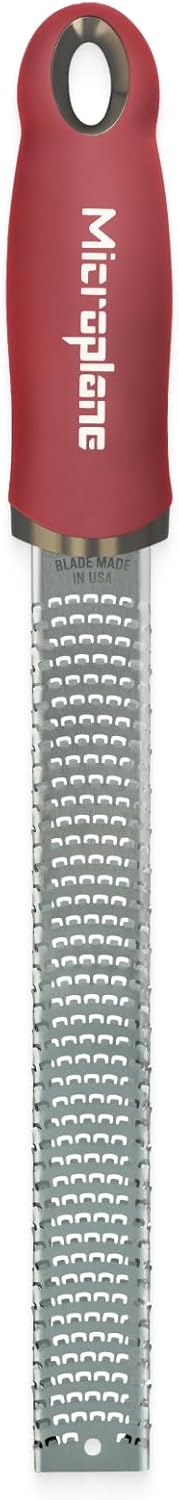 Microplane - Râpe à zesteur série fine - Rouge Grenade - Lame fine, idéale agrumes, parmesan, gingembre, chocolat - Fabr