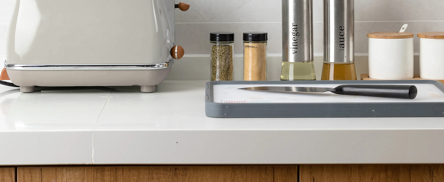 avec grille-pain, bocaux en verre et bidons métalliques, mettant en valeur une configuration de cuisine moderne