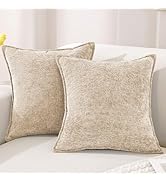 Ensemble de coussins texturés beiges avec bords passepoilés affichés sur fond blanc. Montre plusieurs angles de coussins décoratifs.