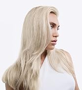 Photo de studio de profil montrant de longs cheveux blonds platine sur fond blanc, montrant la texture et le style des cheveux.