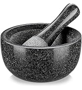 Série de poêles ou poêles antiadhésives noires présentées sous différents angles, avec des côtés incurvés et un revêtement moucheté foncé.