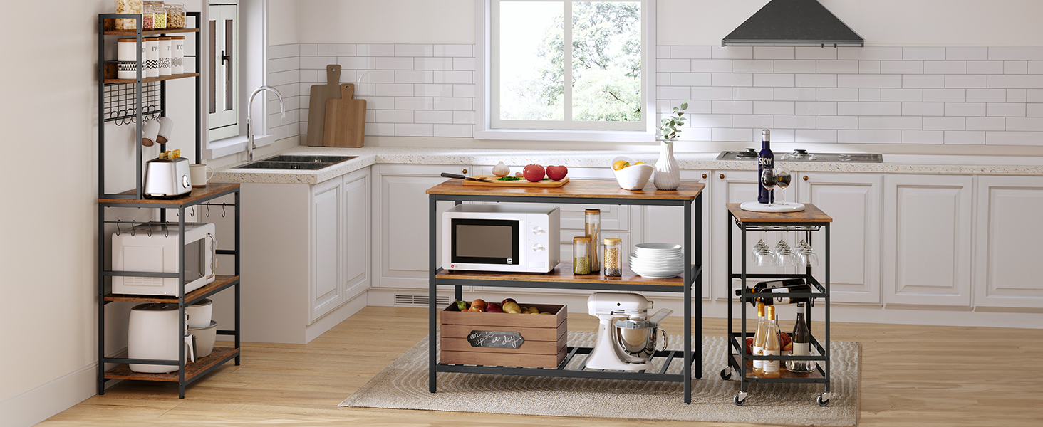 avec dessus en bois et structure en métal, avec étagères et roulettes. Étagère assortie visible, offrant à la fois du rangement et un espace de travail dans un décor de cuisine blanc