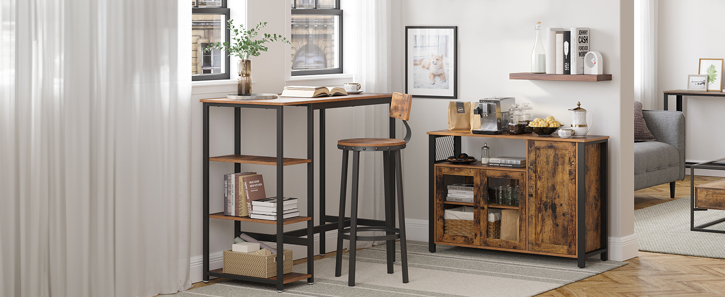 avec bureau de style industriel, tabouret de bar et armoire rustique. Cette chambre présente des couleurs neutres, des œuvres d'art mural et des plantes décoratives.