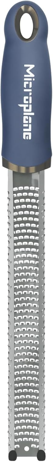 Microplane - Râpe à zesteur série fine - bleu denim - lame fine, usage agrumes, parmesan, gingembre, chocolat, noix de m