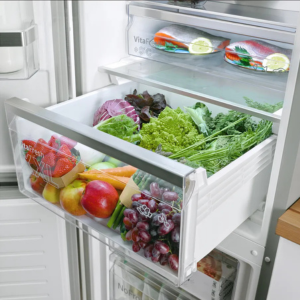 Série d'images de tiroirs de réfrigérateur montrant un rangement organisé des produits frais, y compris des compartiments séparés pour les fruits et les légumes avec une visibilité claire.