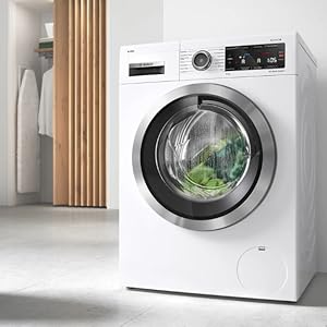 Machine à laver blanche moderne à chargement frontal présentée sous plusieurs angles dans un décor intérieur contemporain avec des panneaux décoratifs en bois.