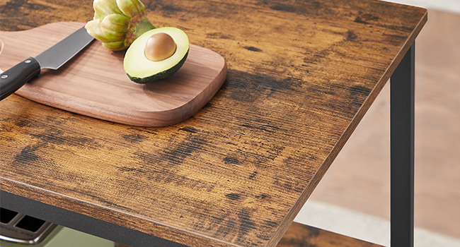 avec structure en métal. La surface de la table montre un avocat sur une planche à découper et un couteau, soulignant la texture du grain du bois.