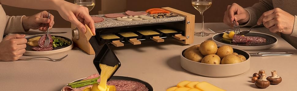 Plusieurs pots de contenants de suppléments vitaminiques verts disposés sur une surface, montrant l'emballage du produit sous différents angles.