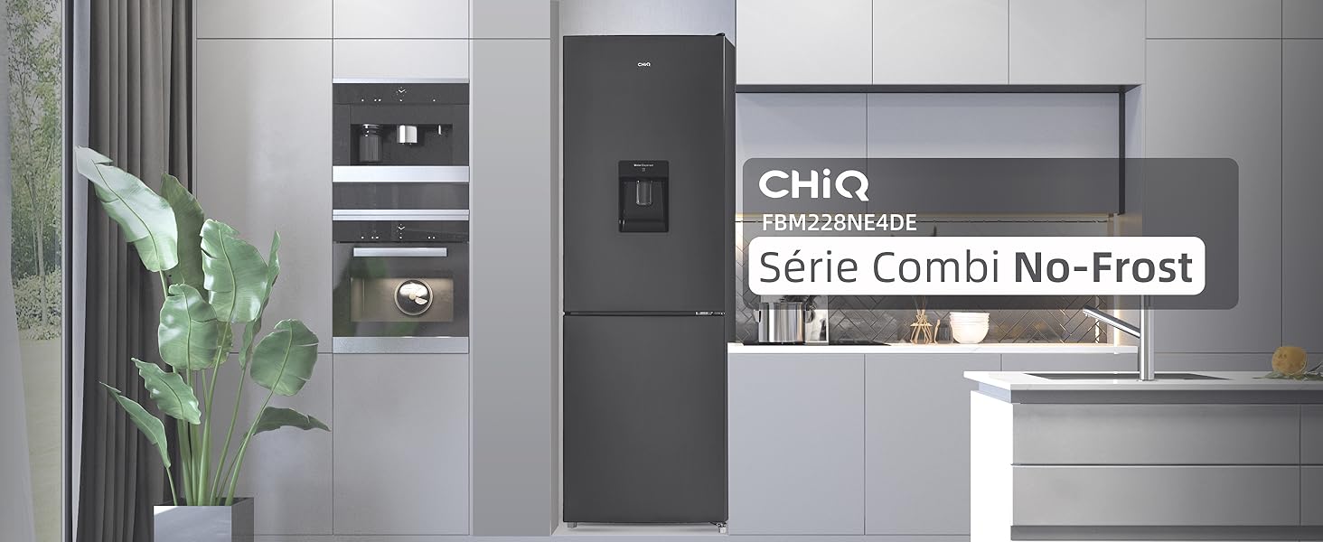 un réfrigérateur noir sur fond blanc et une cuisine avec un plan de travail blanc