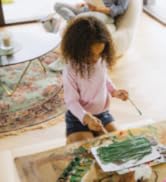 Un collage horizontal montrant plusieurs images de mains travaillant sur des projets d'artisanat et d'art sur des tables en bois, avec un texte superposé indiquant « VERSCHIEDENE