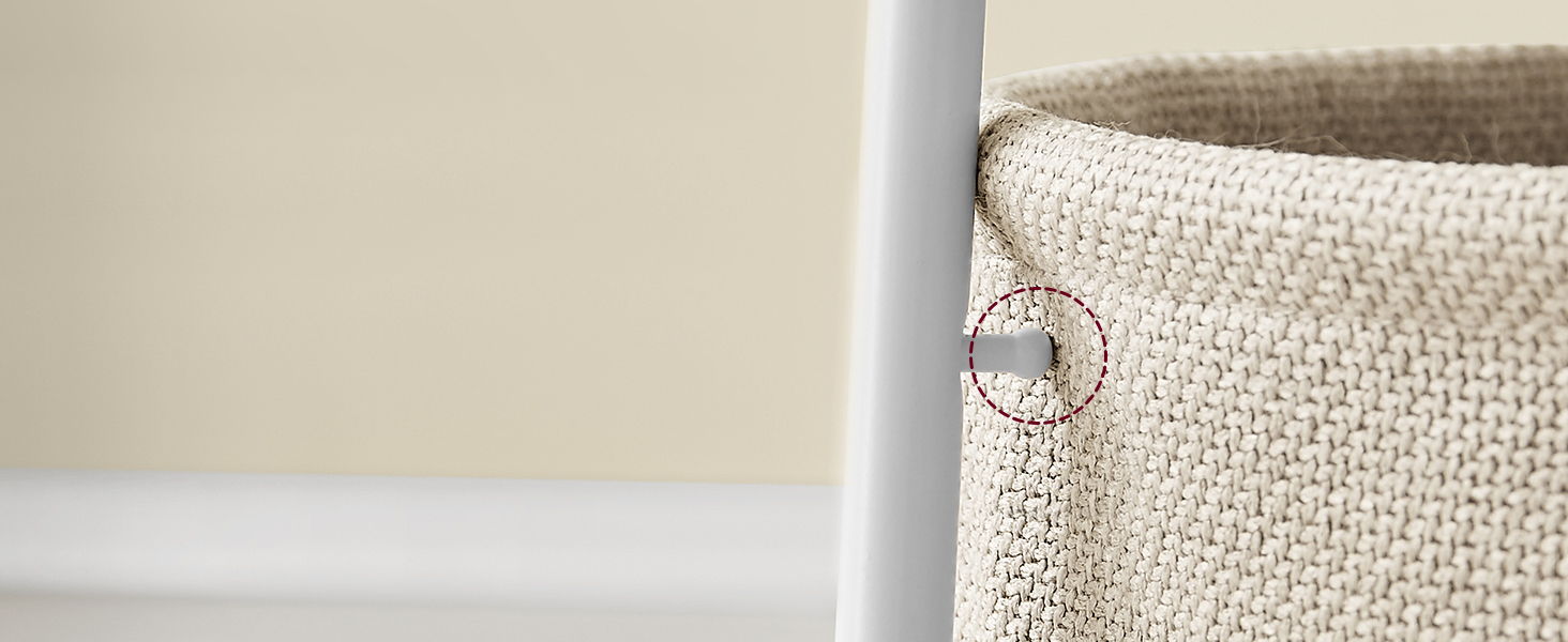 un gros plan d'un mur blanc avec un crochet tenant un panier.