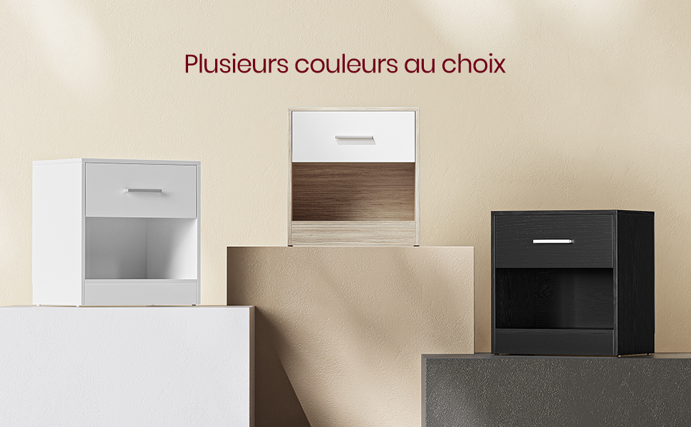 Trois tables de chevet aux finitions blanche, brune et noire. Chacune est dotée d'un tiroir unique et d'une étagère ouverte. Le texte se lit comme suit : « Plusieurs couleurs au choix