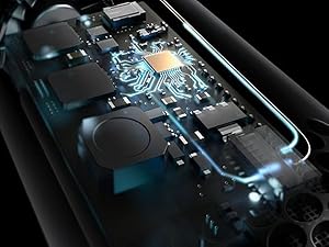 Plans rapprochés de cartes de circuits électroniques à éclairage bleu, montrant le détail des composants et des connexions.