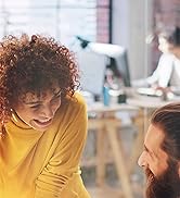 une femme en pull jaune et un homme en chemise jaune discutent entre eux.