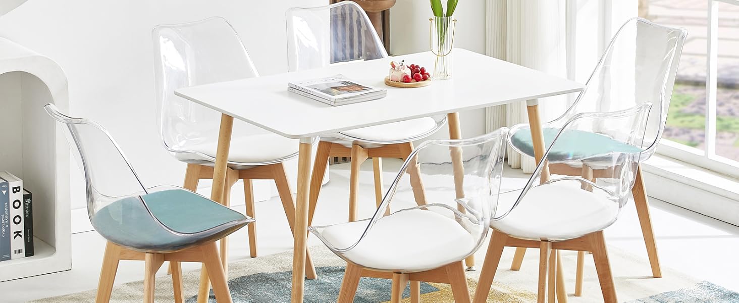 comprenant une table rectangulaire blanche avec pieds en bois, accompagnée de six chaises mélangées blanches et bleues de style scandinave.