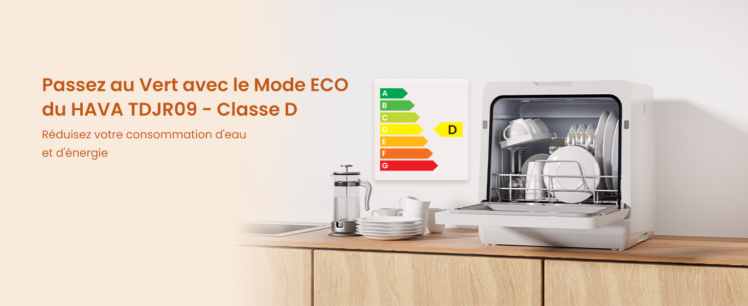 avec tableau de cote d'efficacité énergétique. Appareil blanc sur une surface en bois à côté de la verrerie et des assiettes