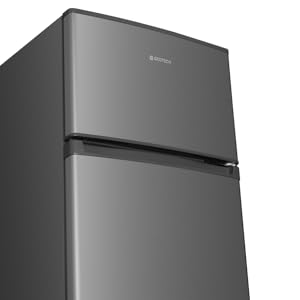 avec extérieur lisse et élégant. Le compartiment congélateur supérieur est légèrement plus petit que le compartiment inférieur du réfrigérateur. Design minimaliste sans poignées visibles.