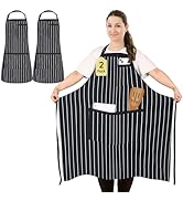 Deux tabliers de cuisine à rayures noires et blanches avec bretelles réglables. Un tablier porté par une femme, doté de multiples poches et contenant un ustensile en bois. L'étiquette indique un pack de 2