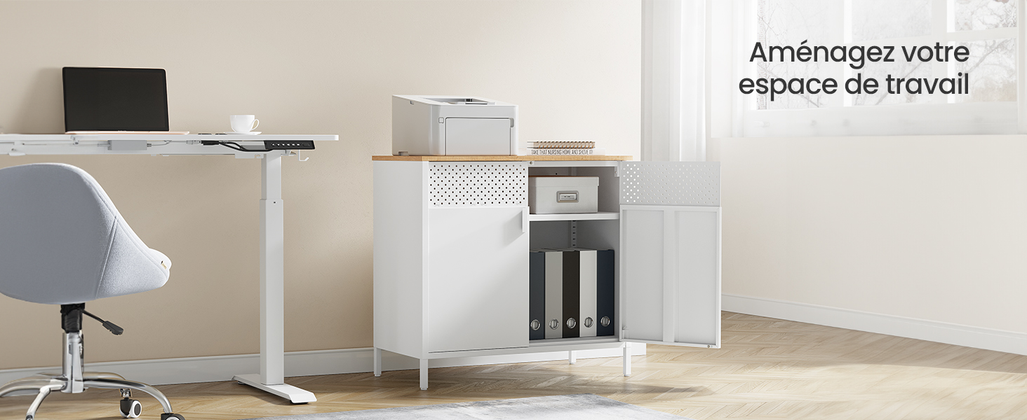 un bureau blanc avec une armoire blanche et un bureau d'ordinateur.