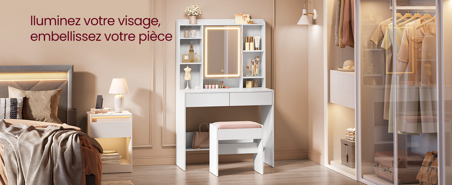 Station de maquillage blanche moderne avec grand miroir, lampes LED intégrées, étagères de rangement et tabouret assorti, présentée dans le décor d'une chambre à coucher.