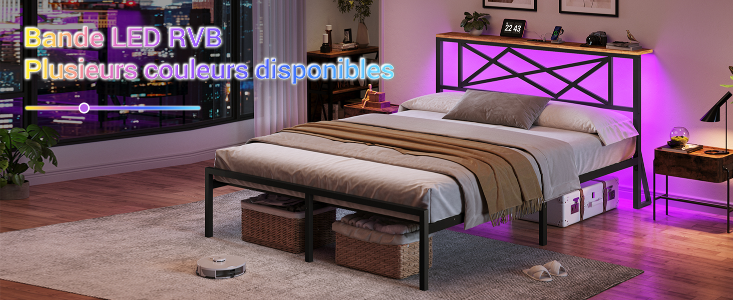 Configuration de chambre moderne avec des bandes lumineuses LED créant une lueur ambiante violette autour d'un lit à cadre métallique. Comprend un design de tête de lit géométrique et un rangement de chevet