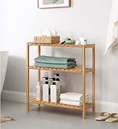 Étagère de salle de bain en bois à trois niveaux avec serviettes, articles de toilette et panier tressé. Finition en bois clair, design ouvert pour un accès facile.