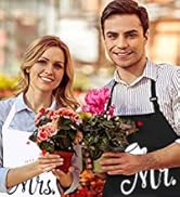 un couple tenant des fleurs dans leurs mains