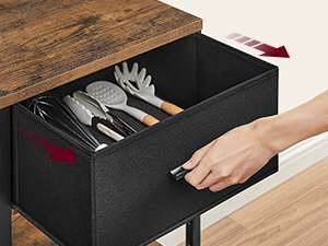 Table en bois avec tiroir noir ouvert, révélant une argenterie organisée à l'intérieur. Illustré à la main en train de tirer le tiroir pour l'ouvrir, démontrant la facilité d'accès.