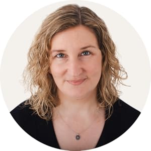 un portrait d'une femme aux cheveux blonds et un collier.