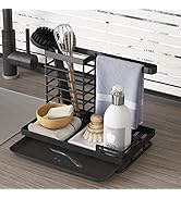 Plans multiples d'un système d'égouttoir à vaisselle de comptoir noir avec porte-ustensiles et égouttoir, exposé sur une surface en bois avec des accessoires de cuisine.