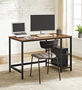 un bureau avec un ordinateur et une chaise