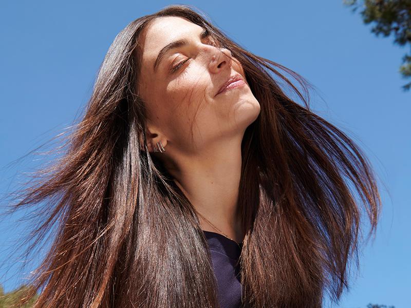 femme aux cheveux longs bruns